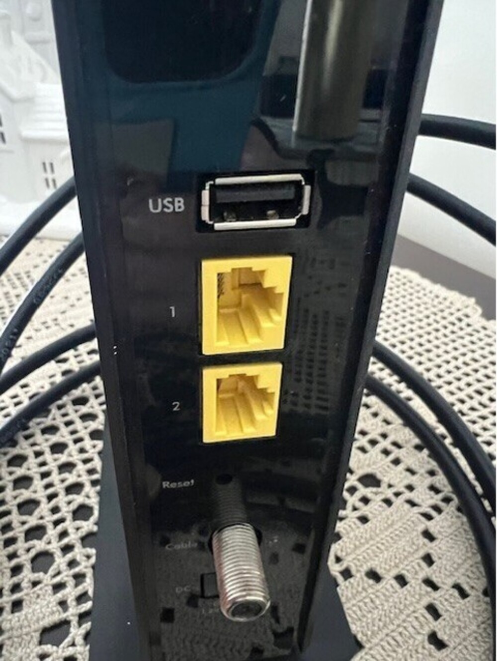 NETGEAR Cable Modem with Built-in WiFi Router C6230 - Picture 3 of 7